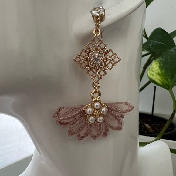 Elegant Flirty Flower-Inspired Dangle Earrings- Mixed Material Stylish Feminine - Picture 2 of 11